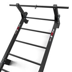 Detail van de optrekstang op een stabiel metalen fitnesswandrek voor krachttraining