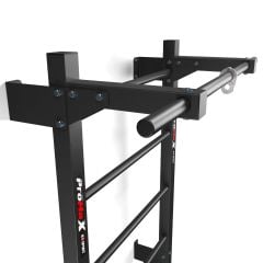 Schuine aanzicht van metalen wandrek met optrekstang en robuuste wandbevestiging