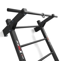Close-up van de optrekstang met boxbevestiging op zwart stalen fitnesswandrek