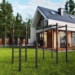 Equipo de entrenamiento de calistenia exterior con espaldera y monkey bars en el jardín de una vivienda unifamiliar