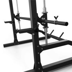 Primer plano de los soportes de seguridad ajustables (spotter arms) de la máquina Smith