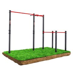Aparato de gimnasia estacionario con monkey bar, barra de dominadas y paralelas sobre césped – vista en perspectiva