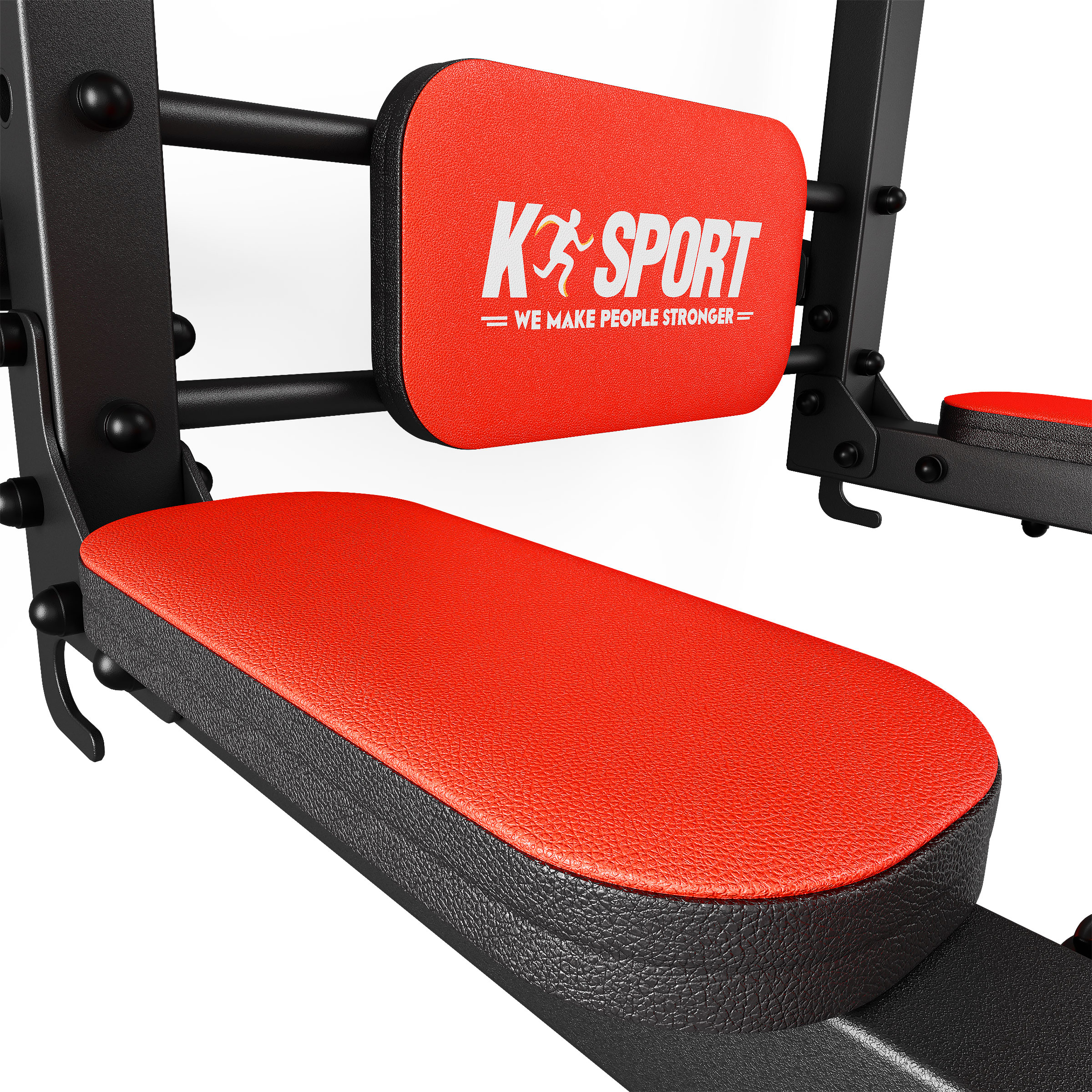 Primo piano dello schienale rosso imbottito con logo K-Sport sulla dip station