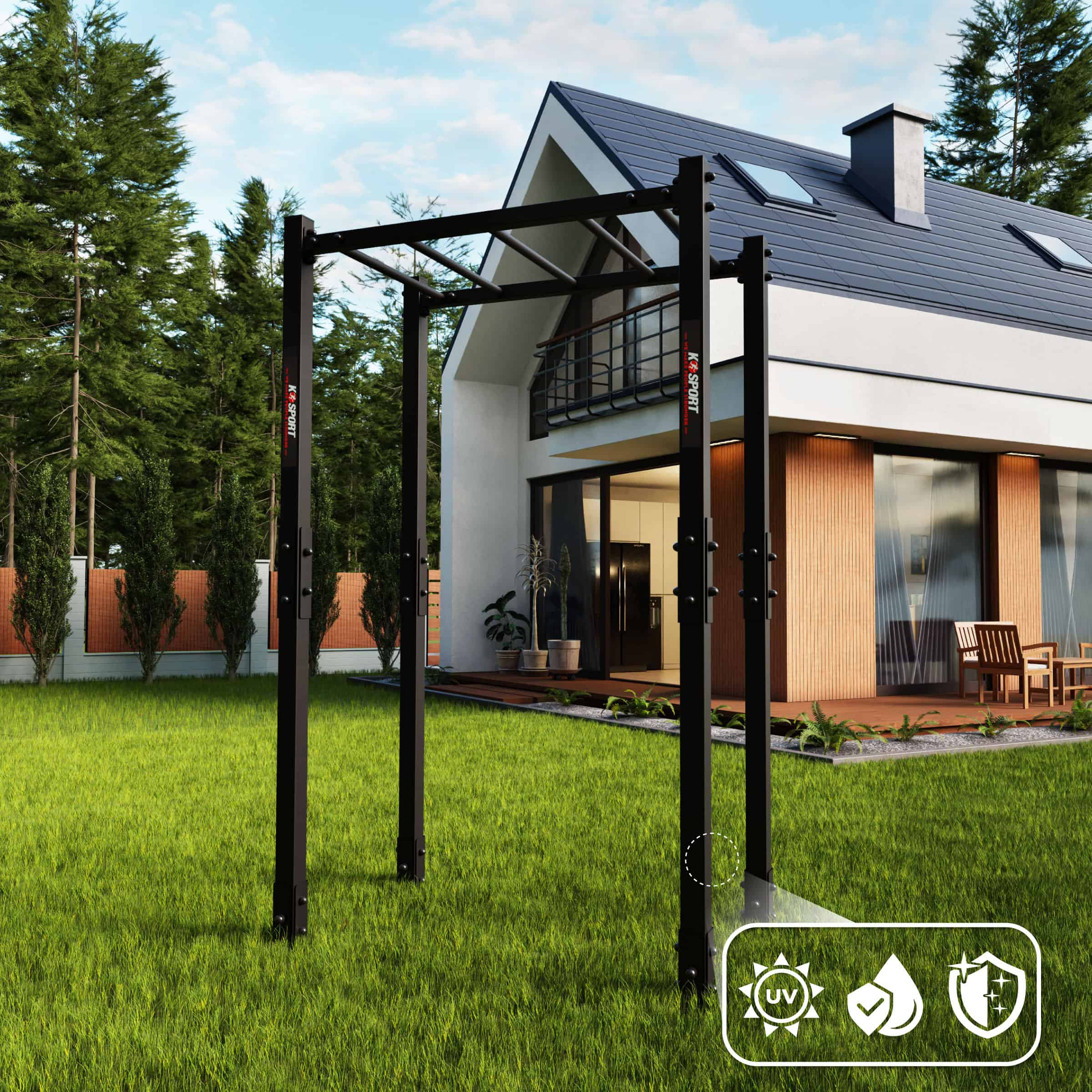 Estructura de monkey bars para exterior frente a una vivienda moderna, con iconos informativos sobre resistencia a los rayos UV, a la intemperie y recubrimiento protector