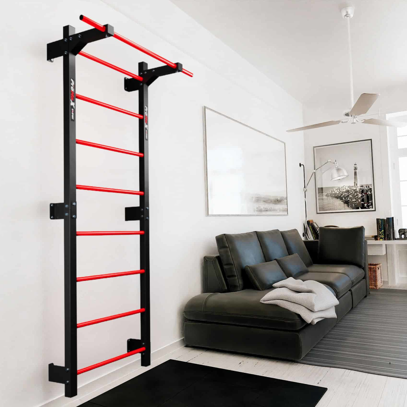 Espalier de fitness moderne en métal avec barreaux rouges et barre de traction intégrée, installé dans un salon lumineux à côté d’un canapé.
