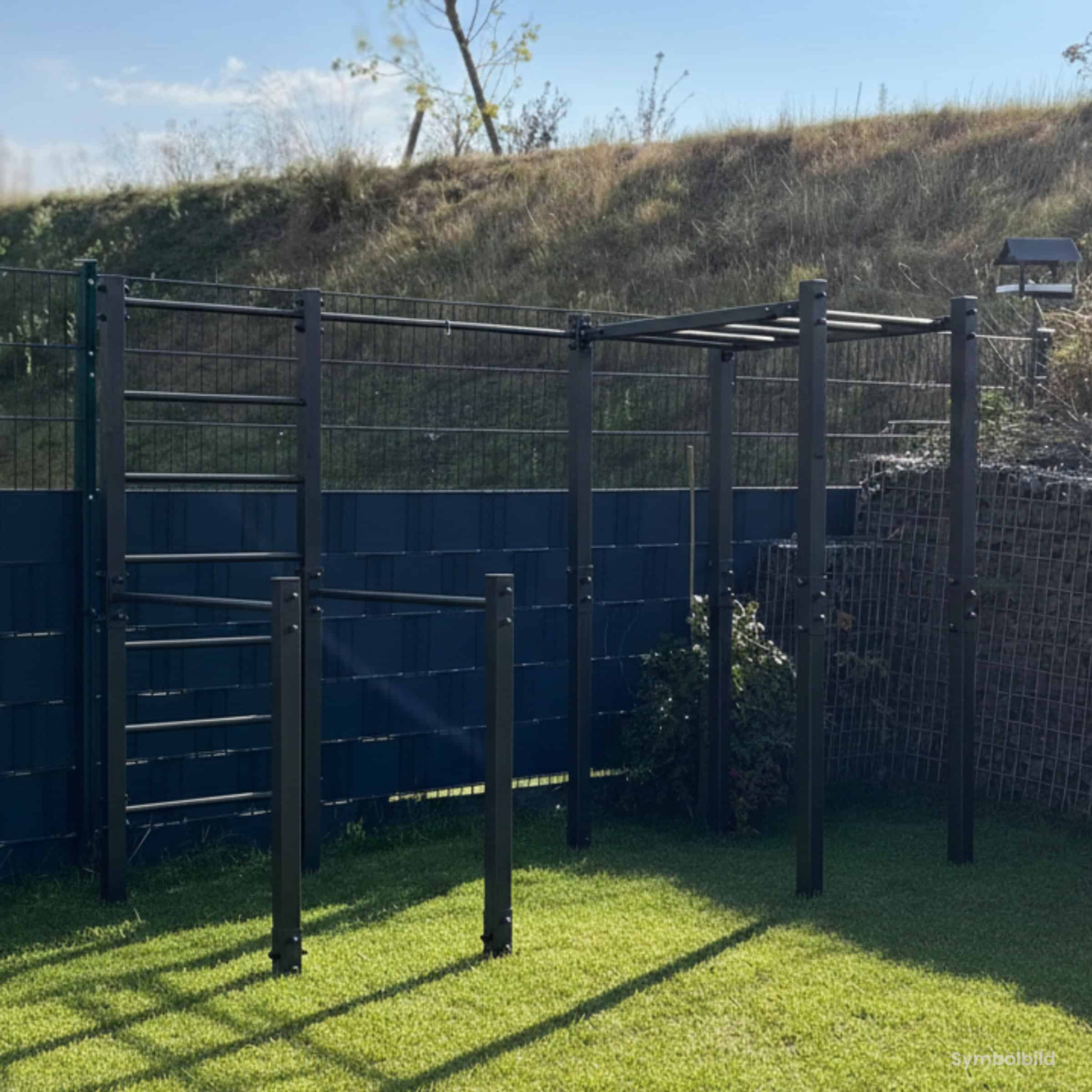 Equipo de calistenia para exterior con espaldera, escalera horizontal y barra de dominadas en un jardín.