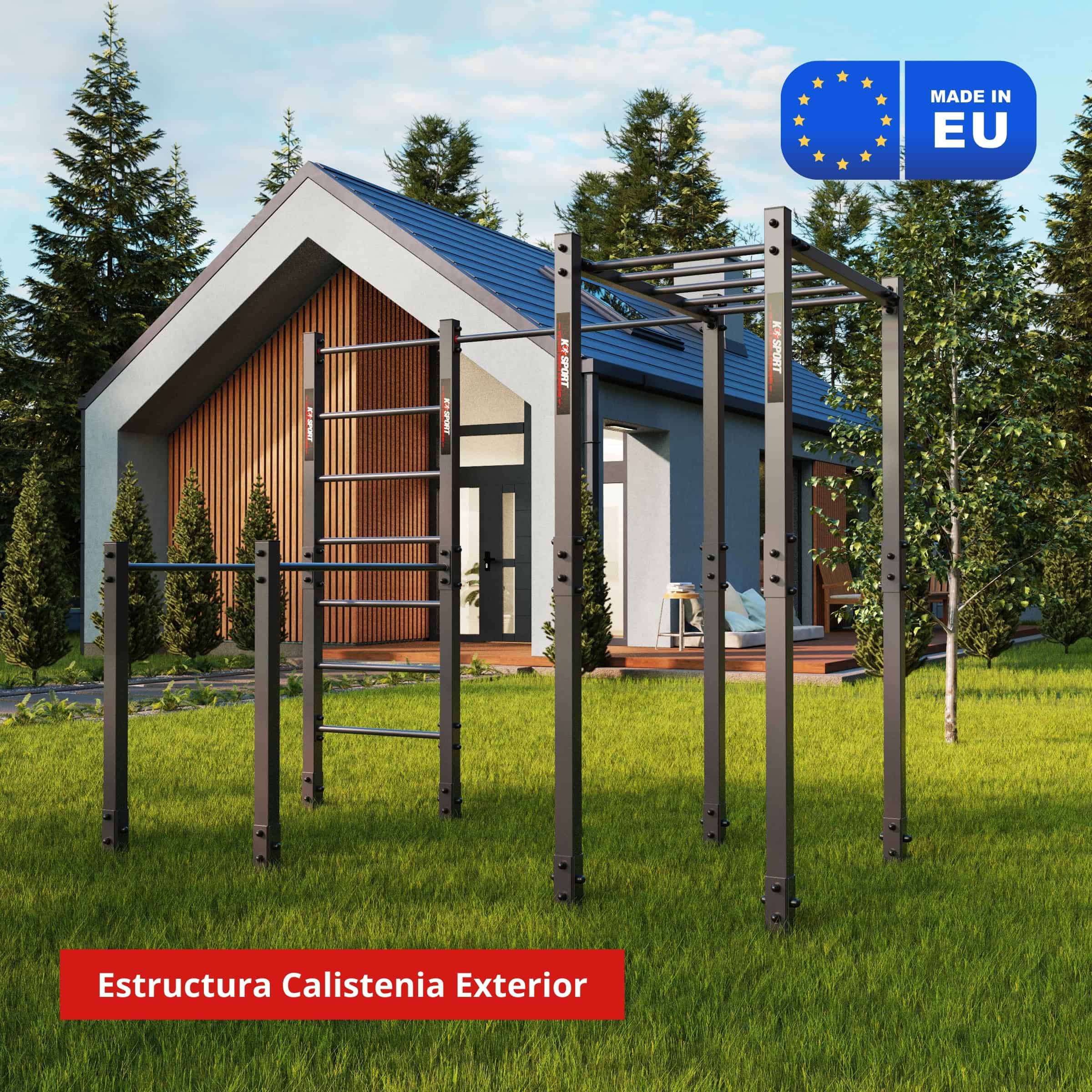 Equipo de calistenia exterior en jardín junto a una casa moderna, con barra de dominadas y monkey bars, Made in EU