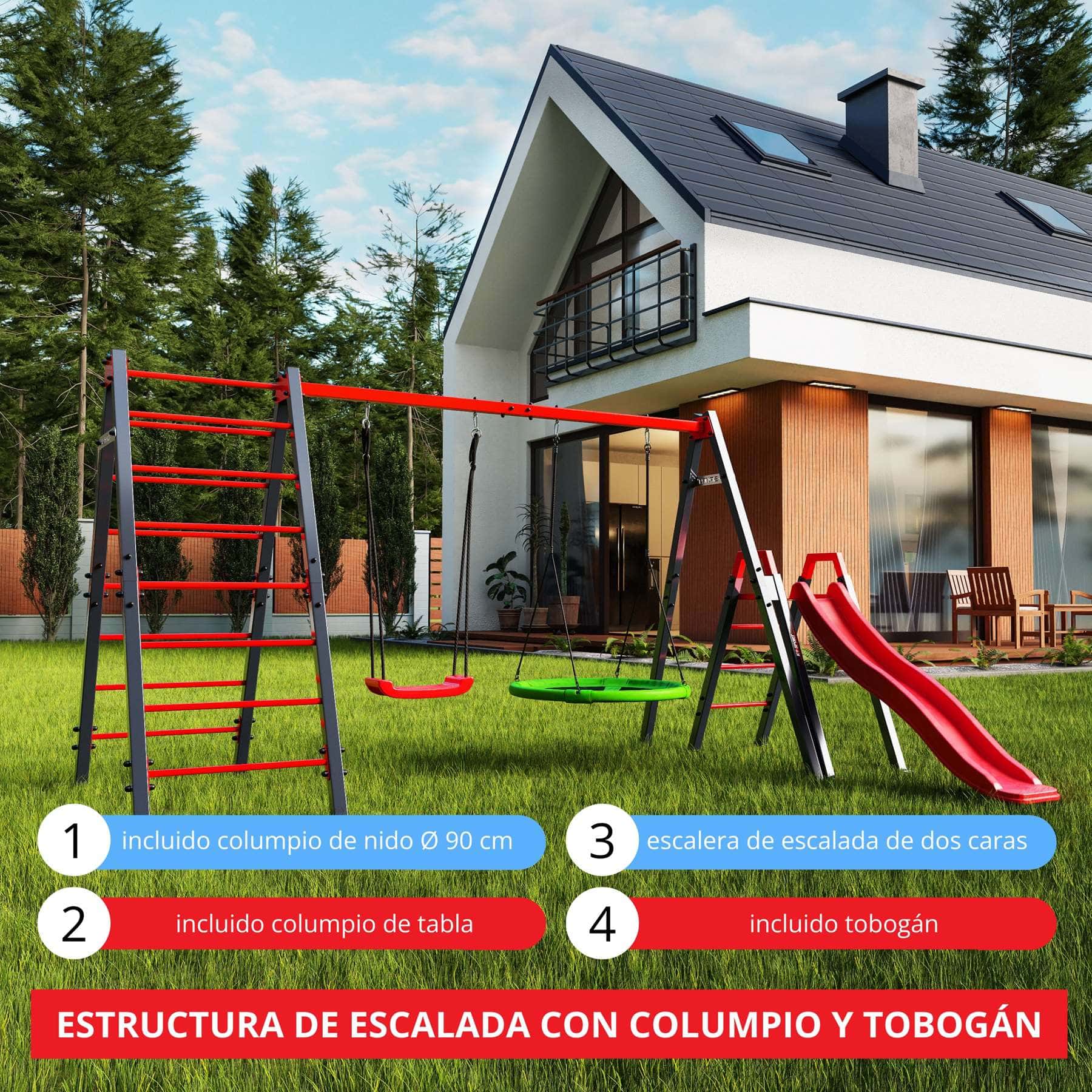 Estructura de escalada con columpio de madera, columpio de nido, tobogán y escalera de escalada en jardín frente a una casa
