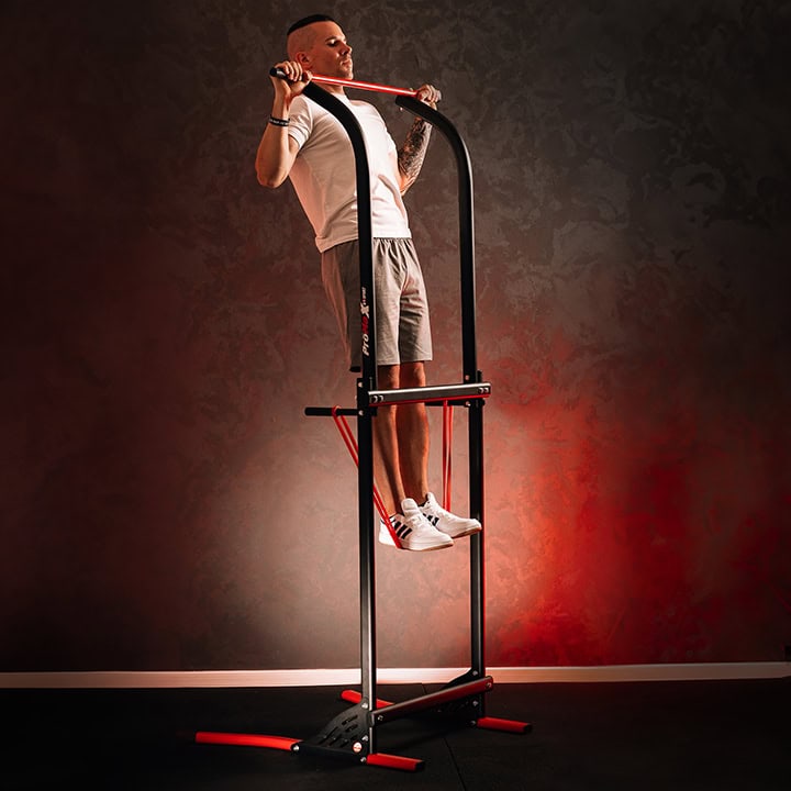 Pull-ups met weerstandsband aan de Power Tower