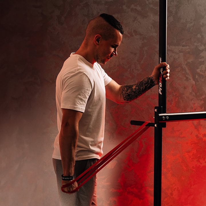 Entraînement des biceps avec une bande de résistance sur le Power Tower