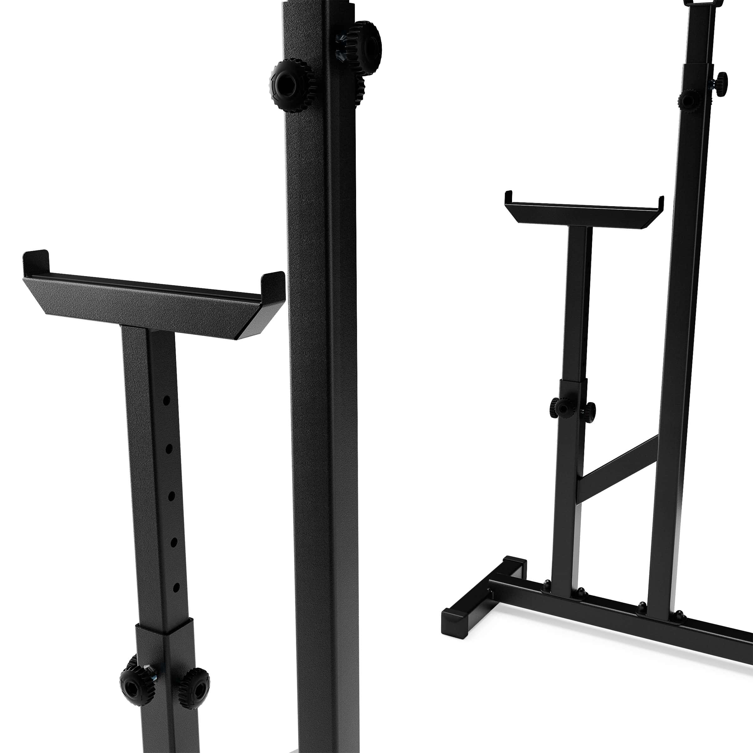 Gros plan du système de réglage en hauteur d’un support de squat avec perçages et molettes de fixation en métal