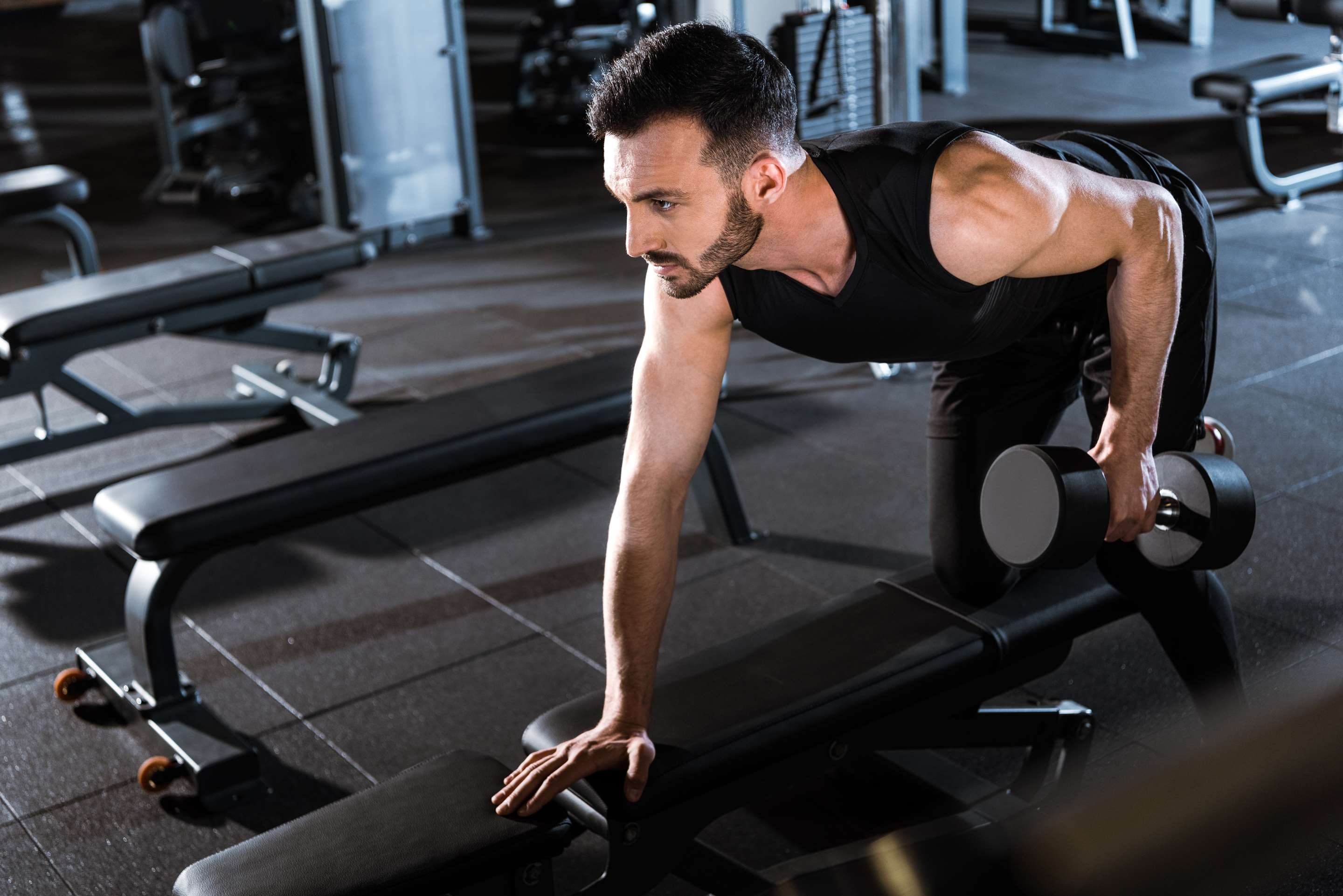 Entrenar la espalda con mancuernas: Ejercicios efectivos para hacer en casa