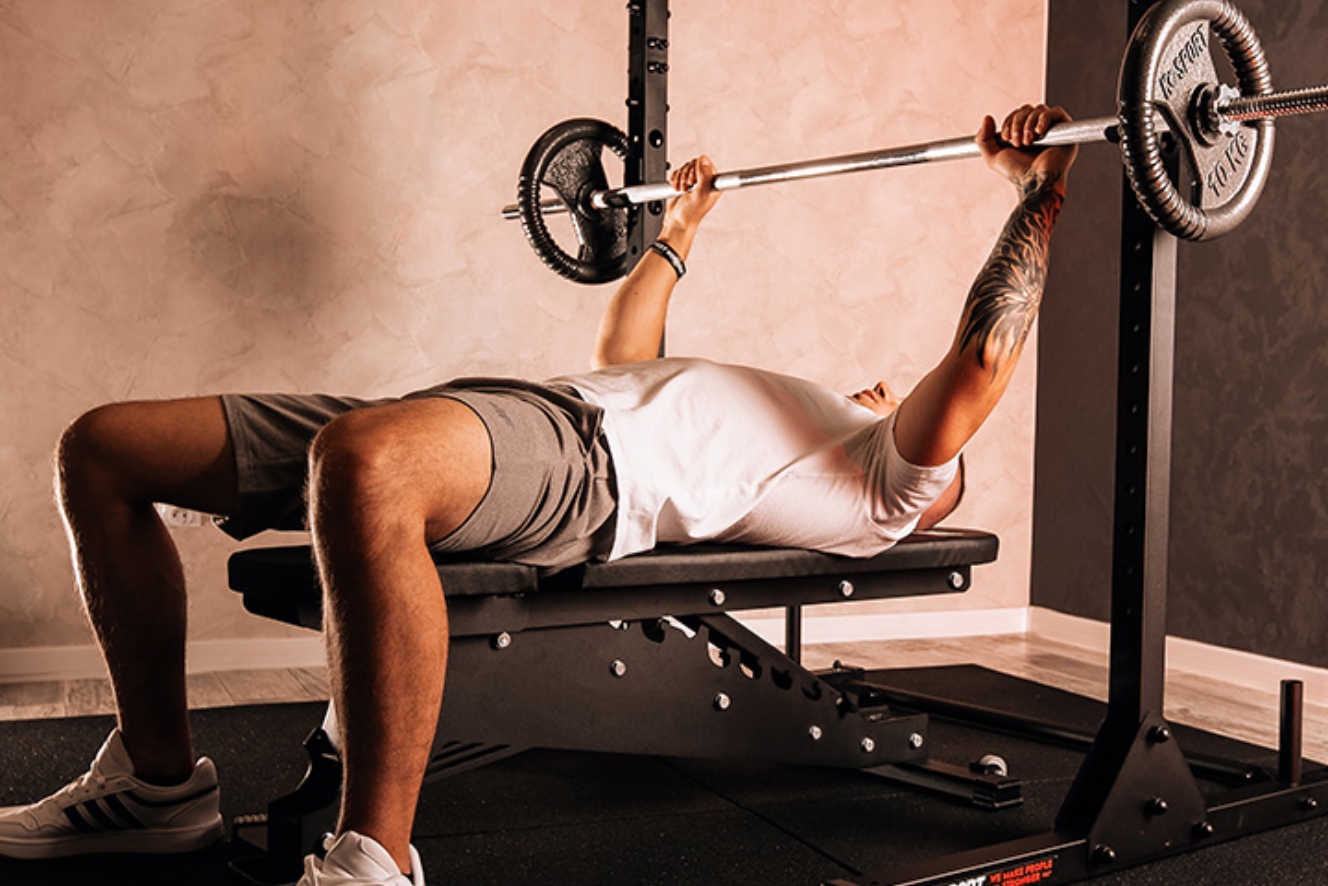 Los mejores ejercicios con barra para tu gimnasio en casa