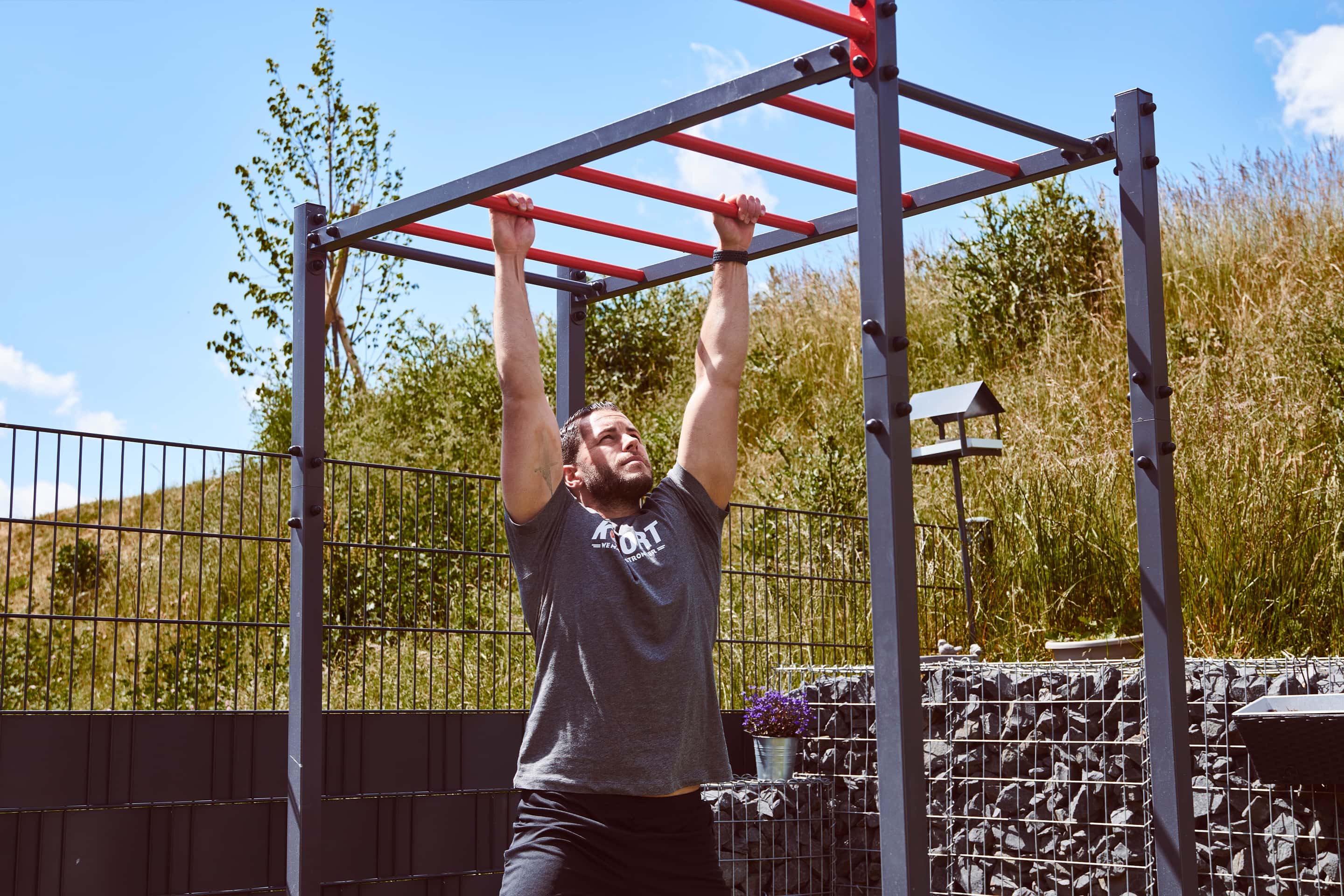 Tu entrenamiento K-Sport al aire libre - moverse colgado de las manos