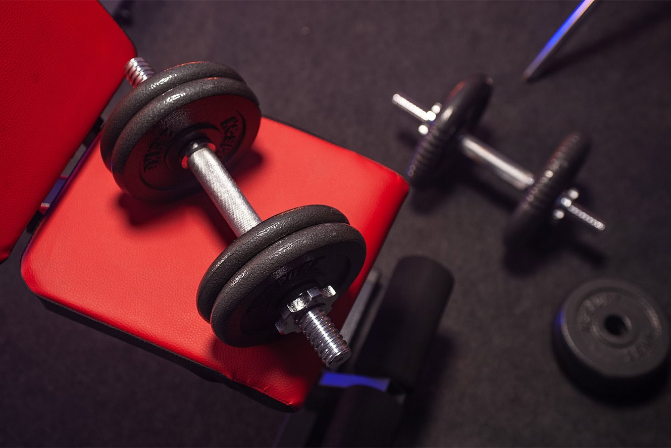 Entrena la parte superior de tus brazos con mancuernas: Tu camino hacia una mayor fuerza muscular