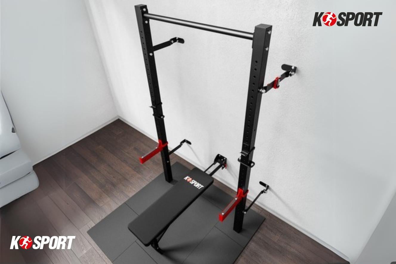 Ruimtebesparend wandrek met inklapbare bank voor home gym – K‑Sport trainingsstation voor wandmontage
